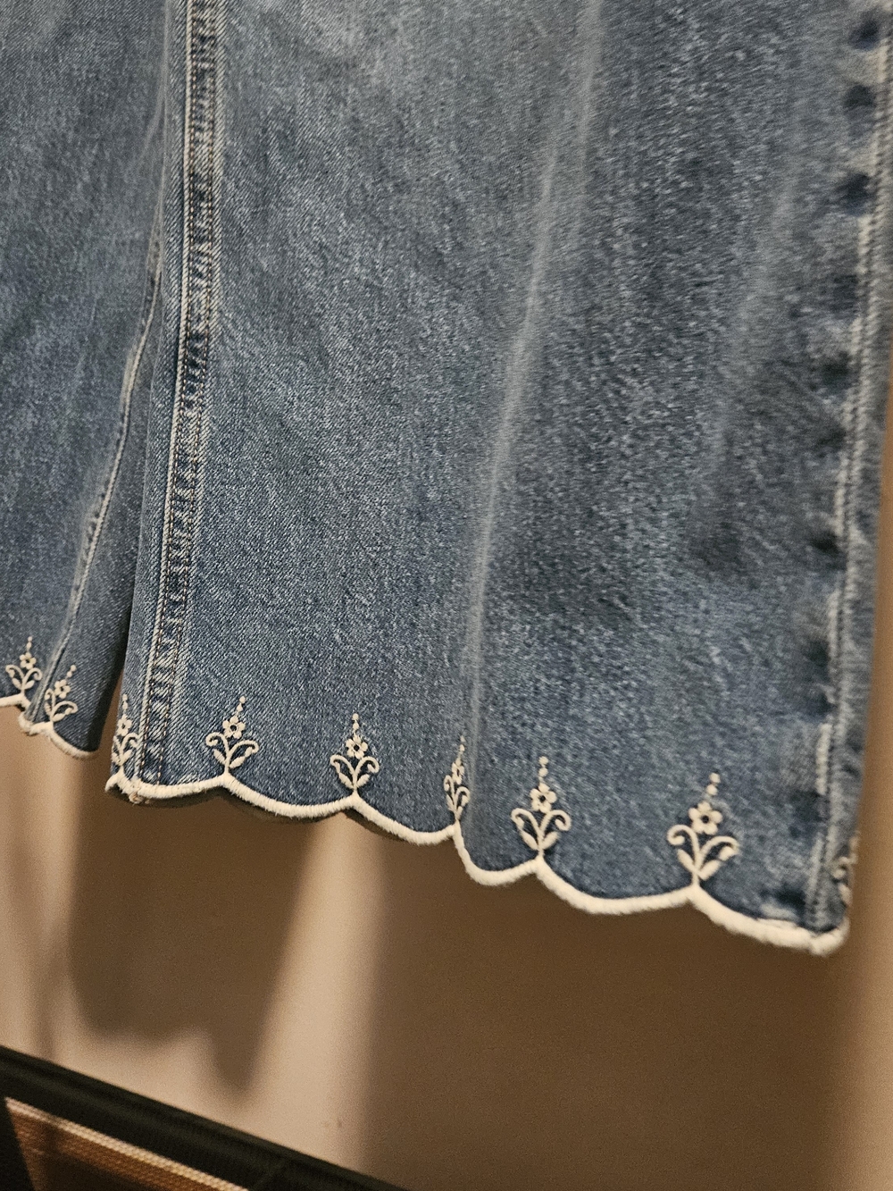 Old Navy Light Baggy Wide-Leg Jeans with Scalloped Embroidered Hem Size 8 - Picture 4 of 4